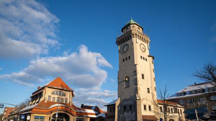Der Kasinoturm neben dem S-Bahnhof Frohnau.