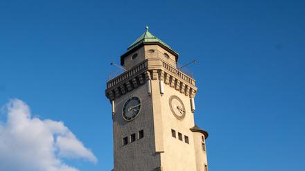 Der Kasinoturm neben dem S-Bahnhof Frohnau.