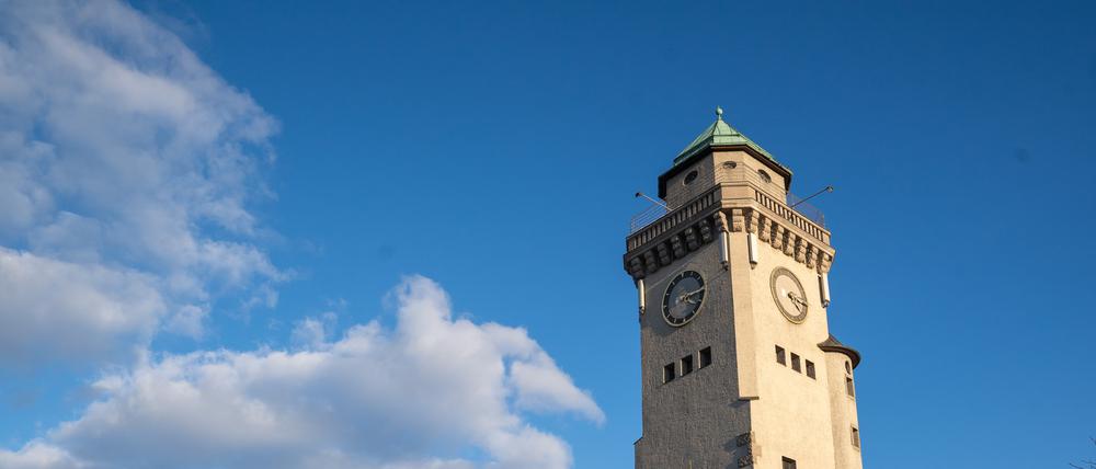Der Kasinoturm neben dem S-Bahnhof Frohnau.