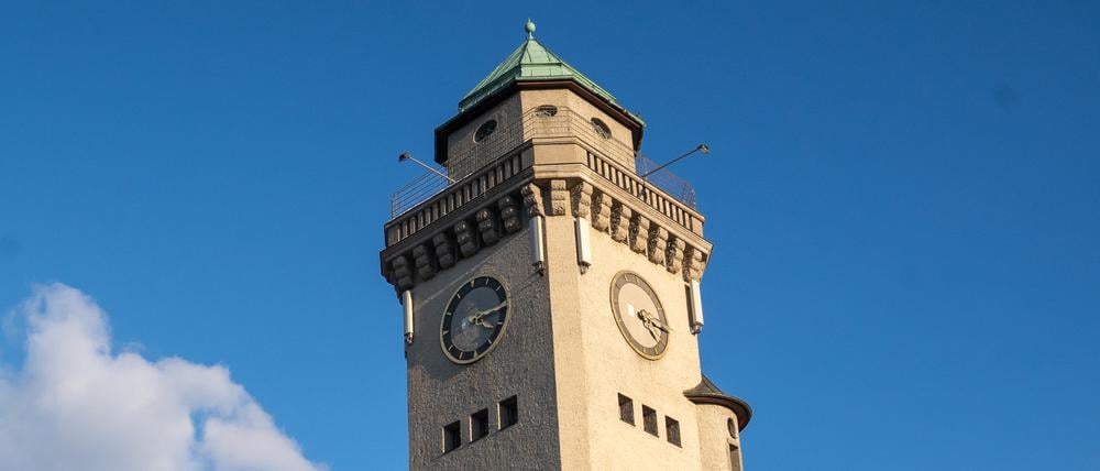 Zeigt wieder die richtige Uhrzeit an: Der Kasinoturm in Frohnau mit seinen vier Ziffernblätter.