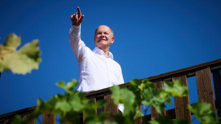 Bundeskanzler Olaf Scholz (SPD) setzt seine Sommerreise als Potsdamer Bundestagsabgeordneter in Brandenburg fort und besucht die Weintiene, eine Straußwirtschaft in der Wein ausgeschenkt wird, auf dem Werderander Wachtelberg.