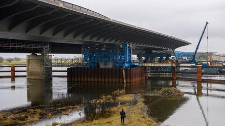 Der Überbau der Strombrücke der derzeit über die Elbe verschoben wird, ist eine 412 Meter lange und 31 Meter breite Stahlkonstruktion. (Archivbild)