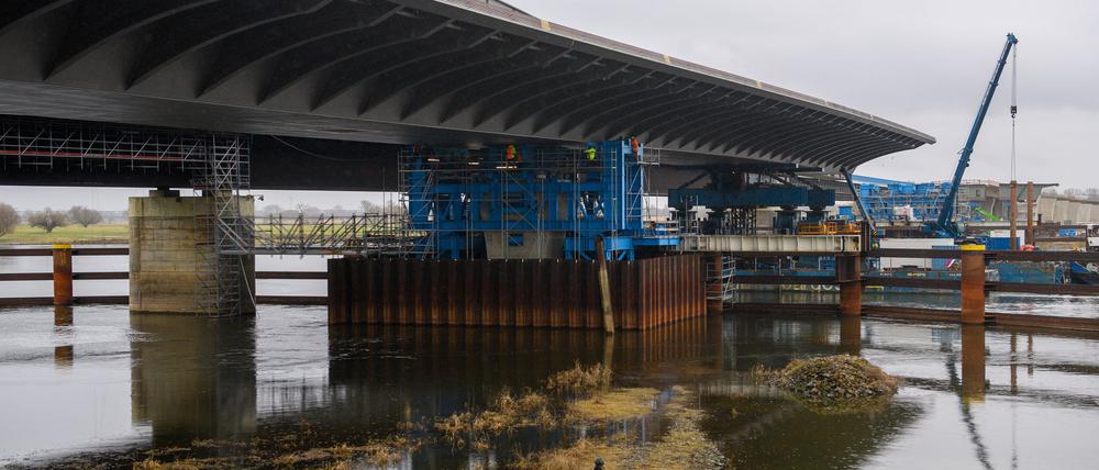 Der Überbau der Strombrücke der derzeit über die Elbe verschoben wird, ist eine 412 Meter lange und 31 Meter breite Stahlkonstruktion. (Archivbild)