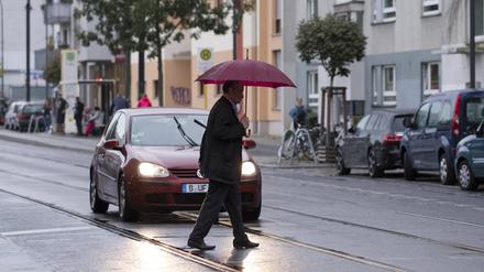 Ein älterer Mann überquert eine Straße in Berlin-Prenzlauer Berg.