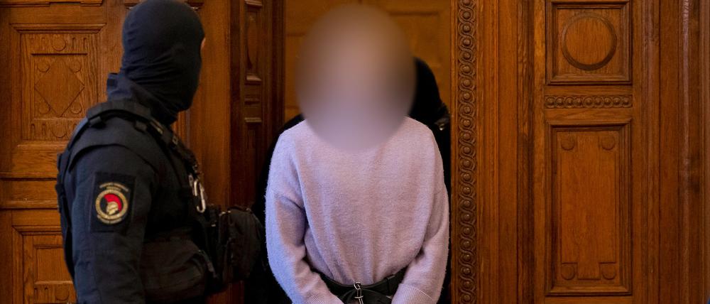 Die in der linken Szene als Maja T. bekannte, mutmaßlich linksextreme deutsche Person, die sich selbst als non-binär identifiziert steht wegen mutmaßlicher Gewalt gegen Rechtsextreme in Budapest vor Gericht.