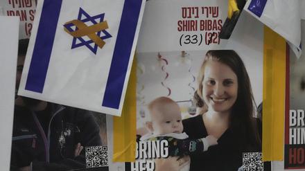 Ein Plakat in Jerusalem zeigt die junge Mutter Shiri Bibas, die am 7. Oktober 2023 zusammen mit ihrem Mann und ihren beiden kleinen Söhnen nach Gaza entführt wurde.