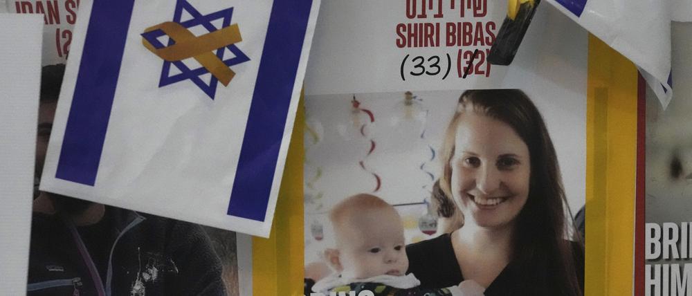 Ein Plakat in Jerusalem zeigt die junge Mutter Shiri Bibas, die am 7. Oktober 2023 zusammen mit ihrem Mann und ihren beiden kleinen Söhnen nach Gaza entführt wurde.