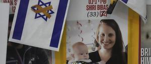 Ein Plakat in Jerusalem zeigt die junge Mutter Shiri Bibas, die am 7. Oktober 2023 zusammen mit ihrem Mann und ihren beiden kleinen Söhnen nach Gaza entführt wurde.