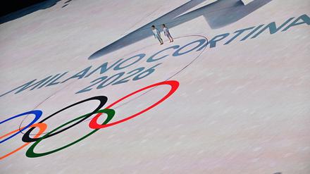 Ein Jahr vor den Olympischen Winterspielen in Italien gibt es Probleme beim umstrittenen Neubau der Bobbahn.