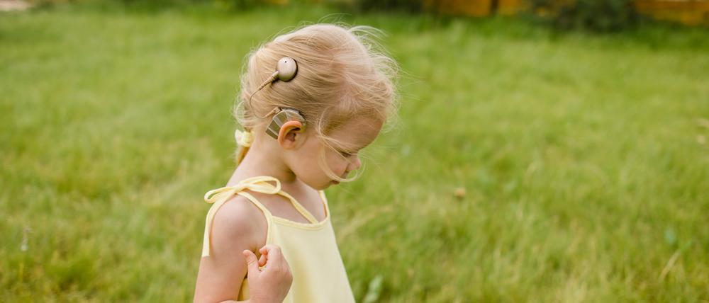 Ein kleines Mädchen mit einem Cochlea-Implantat.