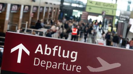 Am Flughafen BER erfolgt der Zugriff der Polizei: Ein Verdächtiger wird wegen eines mutmaßlichen Anschlagsplans festgenommen. (Archivbild)