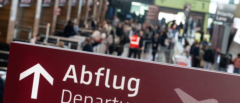Am Flughafen BER erfolgt der Zugriff der Polizei: Ein Verdächtiger wird wegen eines mutmaßlichen Anschlagsplans festgenommen. (Archivbild)