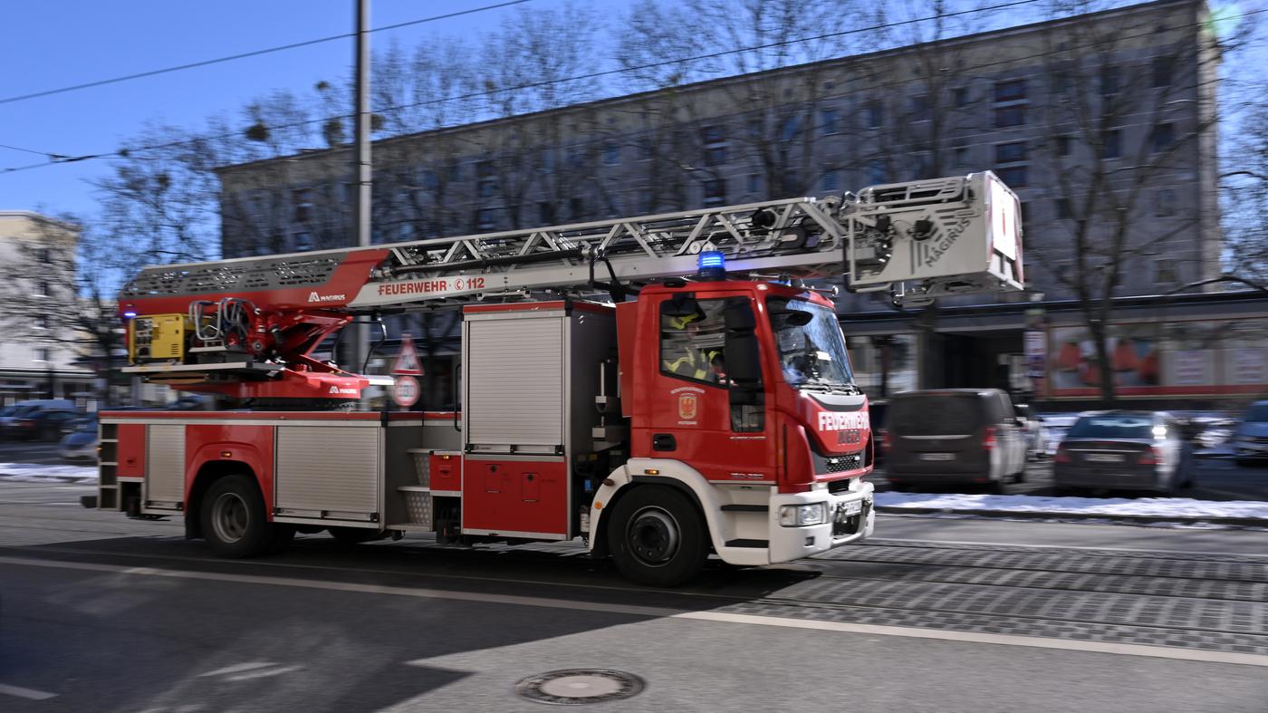 Verkehrsstau-in-Potsdam-Nuthestra-e-nach-umgest-rztem-Baum-gesperrt