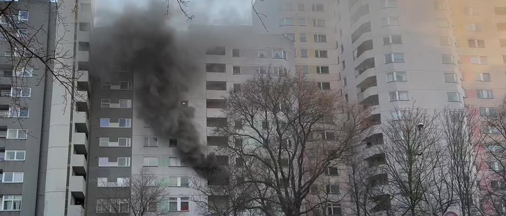 In einem Hochhaus in der Kurfürstenstraße in Berlin ist ein Brand ausgebrochen. Rauch quillt aus einem der Fenster.