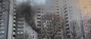 In einem Hochhaus in der Kurfürstenstraße in Berlin ist ein Brand ausgebrochen. Rauch quillt aus einem der Fenster.