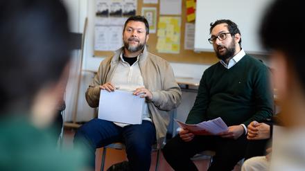 Imam Ender Cetin (2.v.r.) und Rabbiner Igor Itkin (r) besuchen als „meet2respect“-Team die Otto-Hahn-Sekundarschule in Neukölln und sprechen dort mit Schülerinnen und Schülern einer 9. Klasse. 