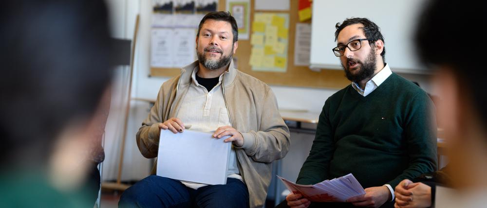 Imam Ender Cetin (2.v.r.) und Rabbiner Igor Itkin (r) besuchen als „meet2respect“-Team die Otto-Hahn-Sekundarschule in Neukölln und sprechen dort mit Schülerinnen und Schülern einer 9. Klasse. 