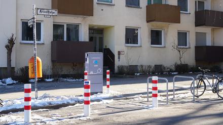 In der Arcostraße in Berlin-Charlottenburg steht eine E-Ladesäule hinter Pollern.