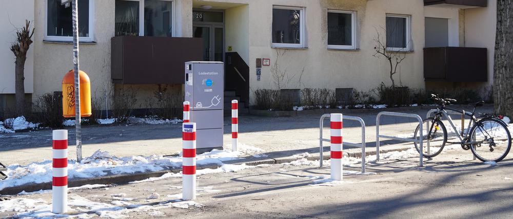 In der Arcostraße in Berlin-Charlottenburg steht eine E-Ladesäule hinter Pollern.