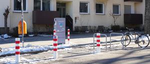 In der Arcostraße in Berlin-Charlottenburg steht eine E-Ladesäule hinter Pollern.