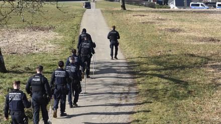 Einsatzkräfte der Polizei suchen das Fundgebiet nach Hinweisen ab. 