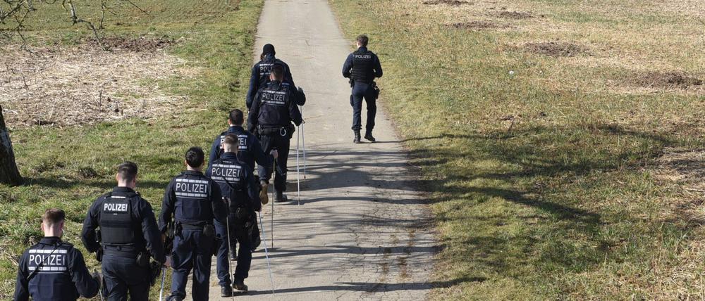 Einsatzkräfte der Polizei suchen das Fundgebiet nach Hinweisen ab. 