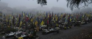 Gräber ukrainischer Soldaten, die seit dem Beginn der russischen Invasion gefallen sind, auf dem Lytschakiw-Friedhof in Lwiw.