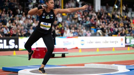 Kugelstoß-Olympiasiegerin Yemisi Ogunleye triumphiert in Dortmund mit einer starken Leistung.
