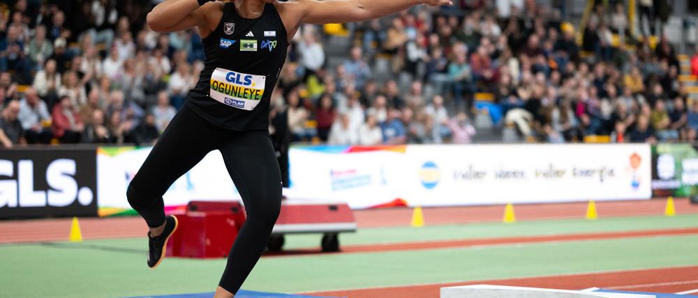 Kugelstoß-Olympiasiegerin Yemisi Ogunleye triumphiert in Dortmund mit einer starken Leistung.