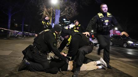 Polizeibeamte halten einen Mann am Holocaust-Mahnmal fest, nachdem ein anderer Mann schwer verletzt wurde.