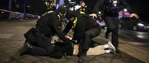 Polizeibeamte halten einen Mann am Holocaust-Mahnmal fest, nachdem ein anderer Mann schwer verletzt wurde.