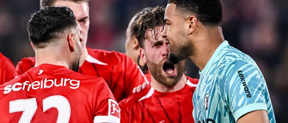 Nach dem gehaltenen Elfmeter nimmt Noah Atubolu die Glückwünsche der Teamkollegen gerne entgegen.