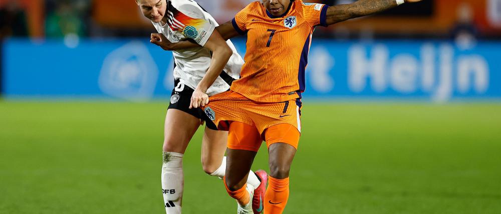Lineth Beerensteyn (r), hier gegen DFB-Vizekapitänin Janina Minge, stellte ihre Treffsicherheit unter Beweis.