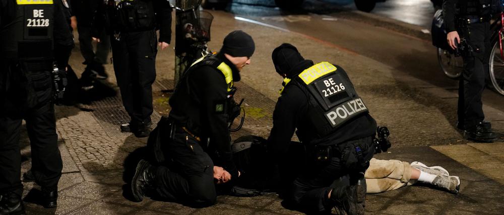 Nach der Attacke am Holocaust-Denkmal in Berlin hat die Polizei einen Verdächtigen festgenommen.