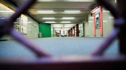 Hier fuhr zwei Tage lang gar nichts - die U-Bahnstationen waren Donnerstag und Freitag mit Gittern verschlossen. 