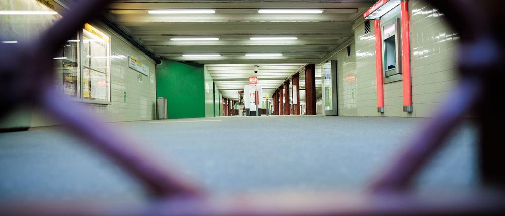 Hier fuhr zwei Tage lang gar nichts - die U-Bahnstationen waren Donnerstag und Freitag mit Gittern verschlossen. 