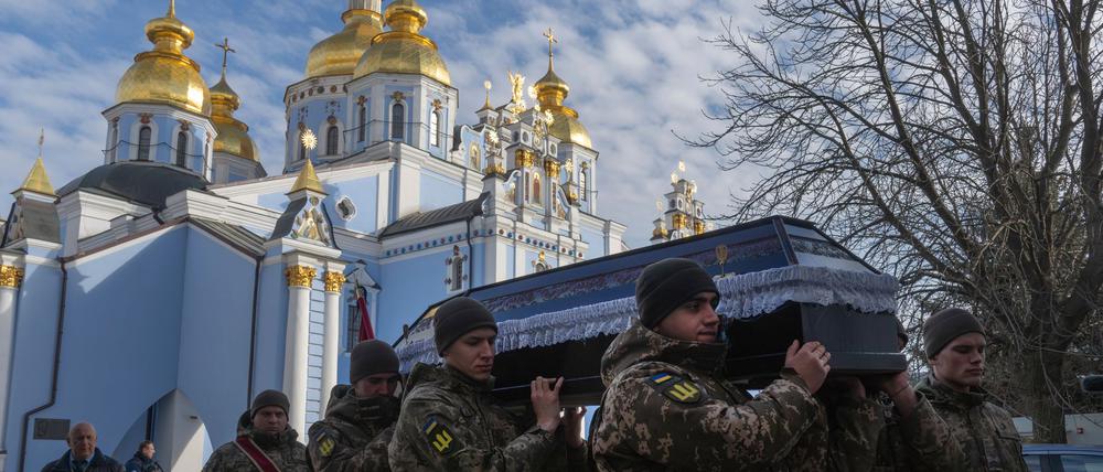 Soldatenbegräbnisse sind für die Ukraine bitterer Alltag geworden. (Archivbild)