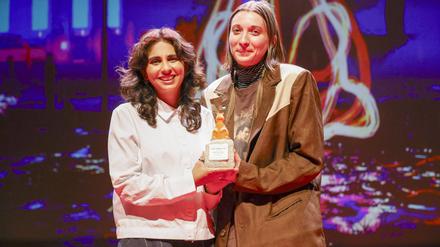 Leela Varghese und Emma Hough Hobbs mit dem Teddy für den besten Spielfilm. 