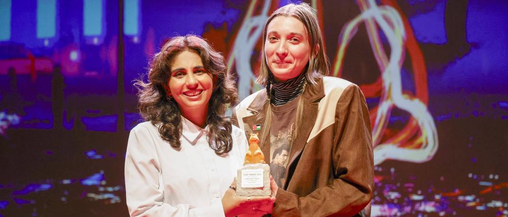Leela Varghese und Emma Hough Hobbs mit dem Teddy für den besten Spielfilm.