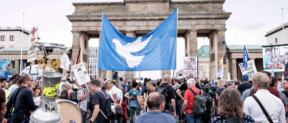 Mit dem Ende der Corona-Pandemie fiel ein wichtiges Thema der sogenannten Querdenker-Szene weg. (Archivbild)