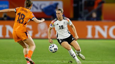 Deutschlands Klara Bühl (r) und Kerstin Casparij von den Niederlanden kämpfen um den Ball. 