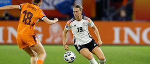 Deutschlands Klara Bühl (r) und Kerstin Casparij von den Niederlanden kämpfen um den Ball. 