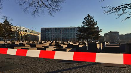 Nach dem Angriff am Holocaust-Denkmal in Berlin ist am Morgen der Bereich immer noch abgesperrt.