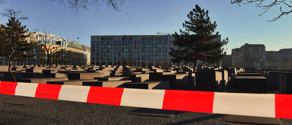 Nach dem Angriff am Holocaust-Denkmal in Berlin ist am Morgen der Bereich immer noch abgesperrt.