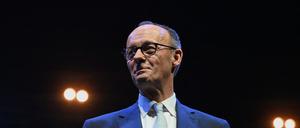 Hendrik Wust, Ministerpräsident von Nordrhein-Westfalen, applaudiert dem CDU-Kandidaten für das Amt des Bundeskanzlers, Friedrich Merz, während dessen Wahlkampfauftritt in Oberhausen (Symbolbild).