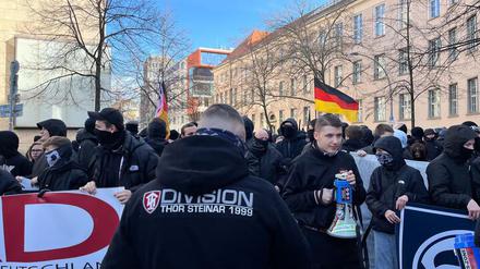 Begleitet von Polizei und Gegendemonstranten ziehen Rechtsextreme durch Berlin.