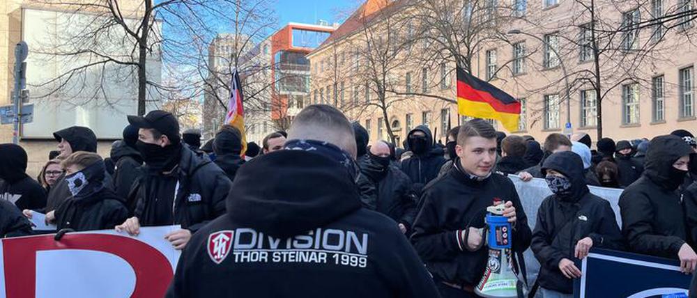 Begleitet von Polizei und Gegendemonstranten ziehen Rechtsextreme durch Berlin.