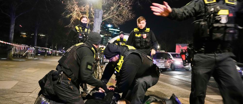 Bei dem Festgenommenen handelt es sich um einen 19 Jahren alten anerkannten Asylbewerber aus Syrien.