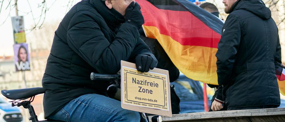 Hunderte Menschen haben sich in Berlin erneut einem Aufmarsch von Neonazis entgegengestellt.