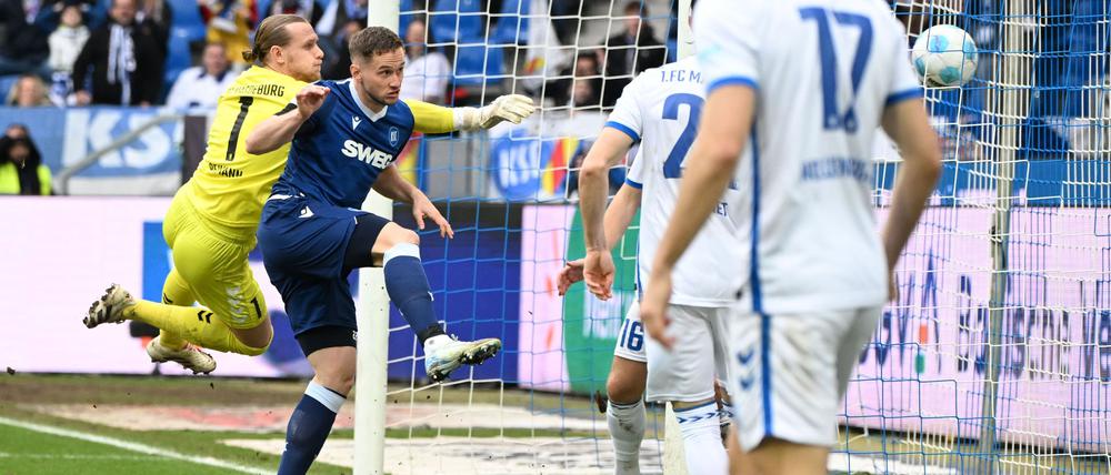 Machtlos beim Gegentor: Dominik Reimann kann gegen Christoph Kobald nichts mehr ausrichten.